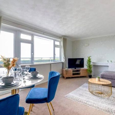 Trendy Sea View 2 Bedroom Sleeps 6 - Free Parking Bournemouth Zewnętrze zdjęcie