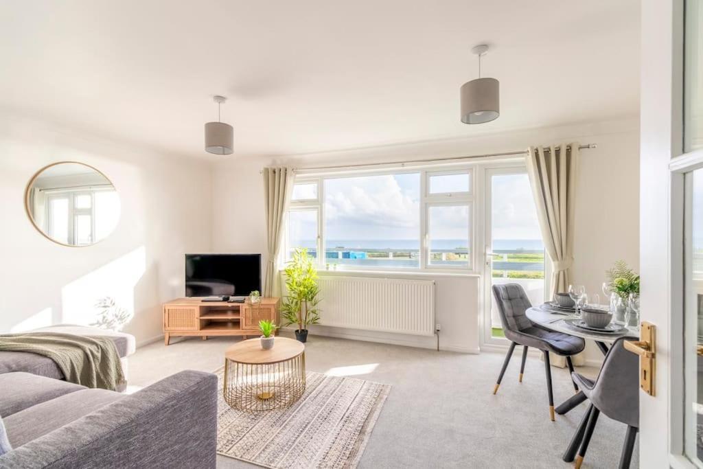 Trendy Sea View 2 Bedroom Sleeps 6 - Free Parking Bournemouth Zewnętrze zdjęcie