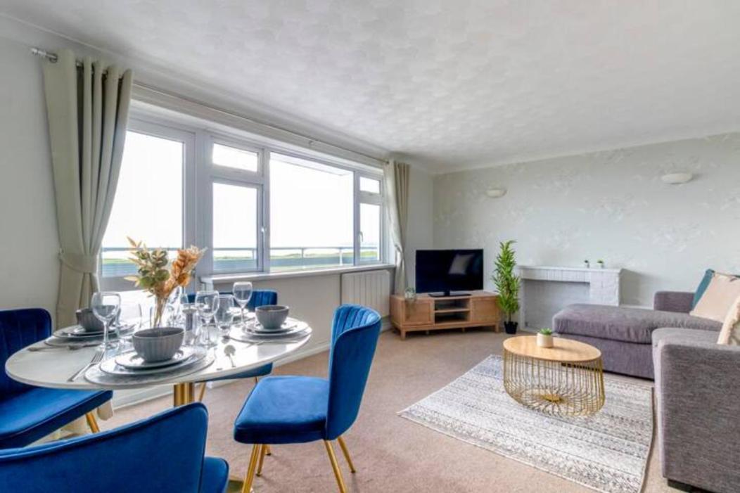 Trendy Sea View 2 Bedroom Sleeps 6 - Free Parking Bournemouth Zewnętrze zdjęcie
