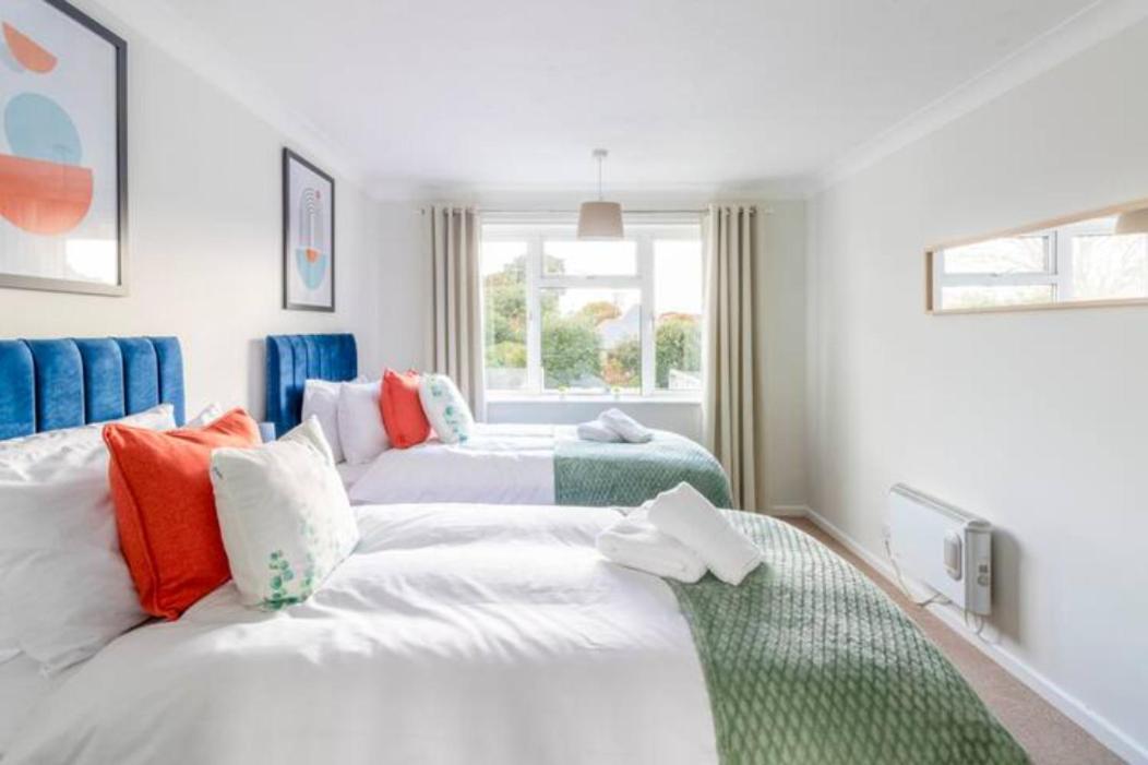 Trendy Sea View 2 Bedroom Sleeps 6 - Free Parking Bournemouth Zewnętrze zdjęcie