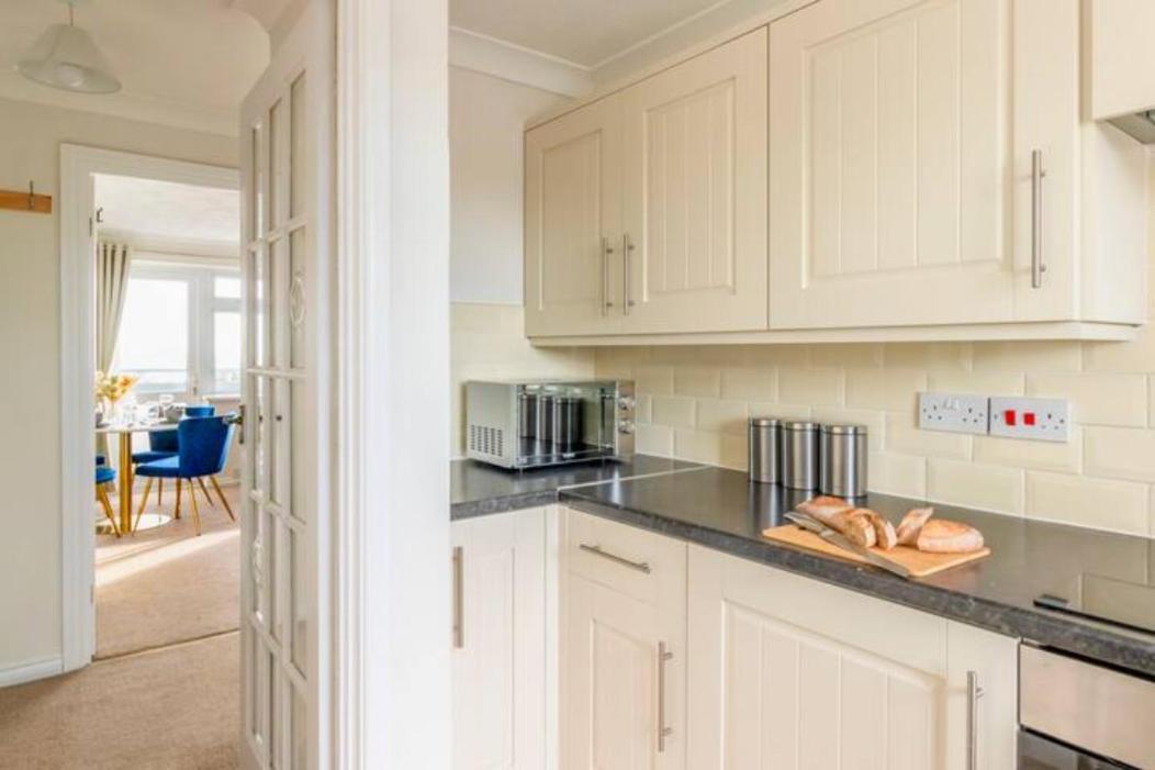 Trendy Sea View 2 Bedroom Sleeps 6 - Free Parking Bournemouth Zewnętrze zdjęcie