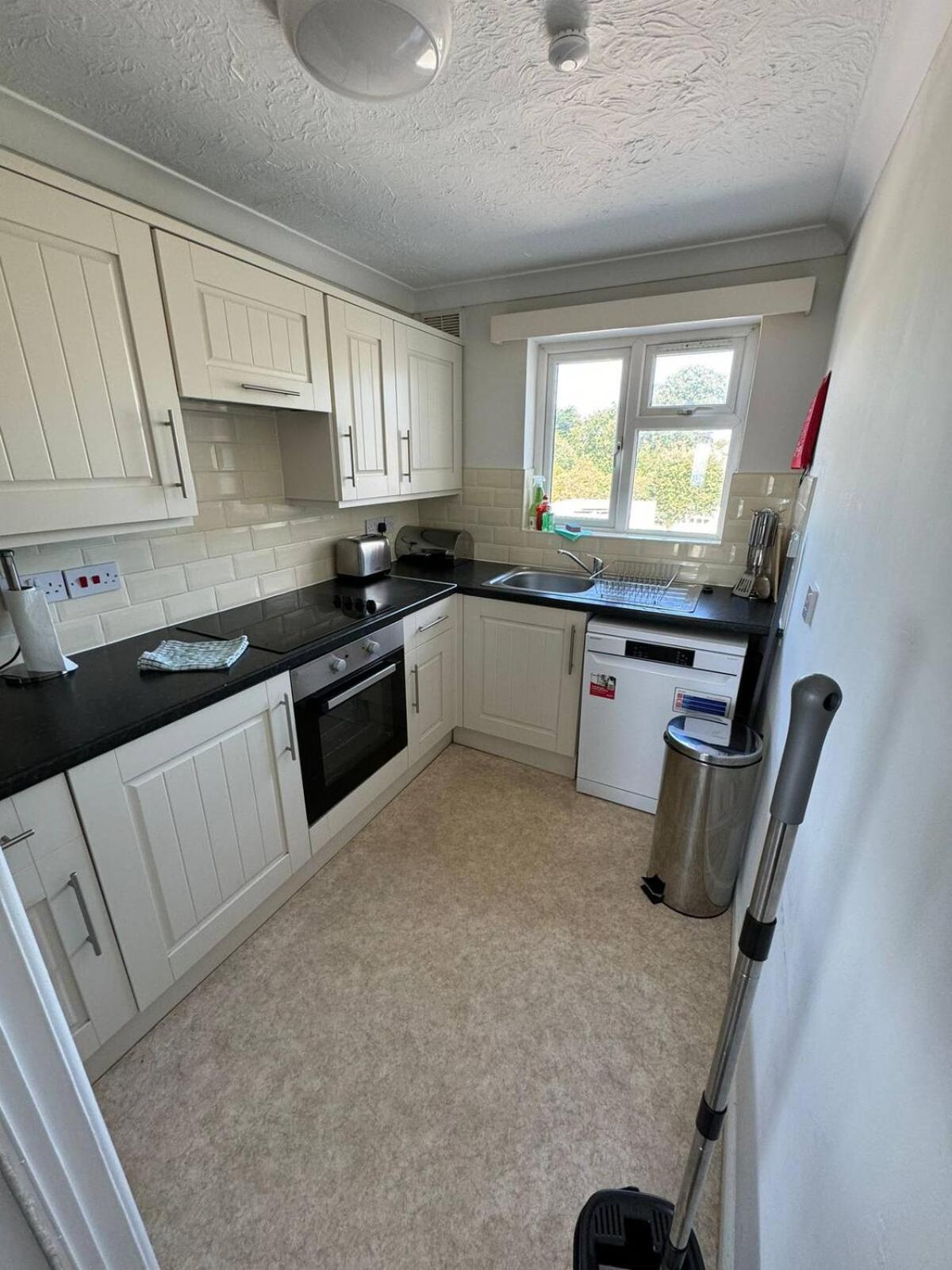 Trendy Sea View 2 Bedroom Sleeps 6 - Free Parking Bournemouth Zewnętrze zdjęcie